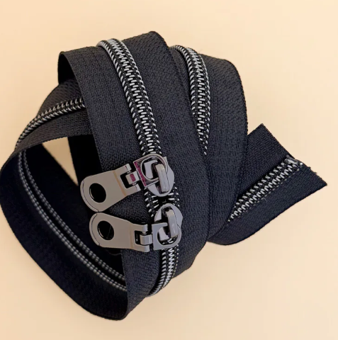 Minki Kim - 30'' Zipper | Black