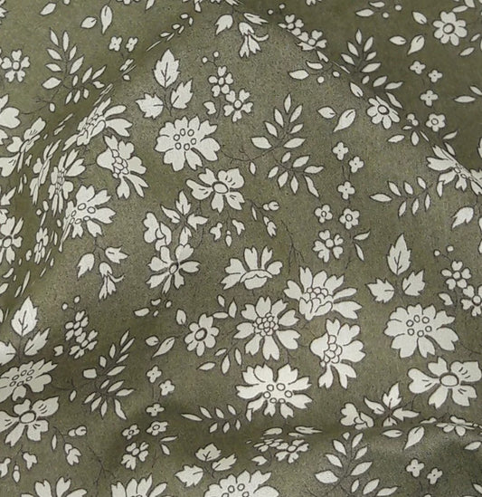 Floral pattern with white flowers and leaves on a green background